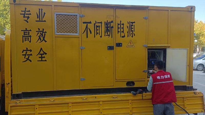 安达柴油发电机组和UPS电源配合使用时，如何避免切换过程中的电力中断？